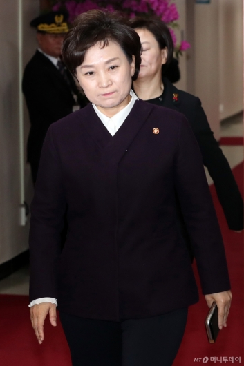 [사진]국무회의 입장하는 김현미 장관