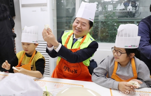 [사진]김병원 회장, '만두는 이렇게 빚어요'