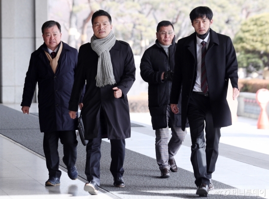 [사진]중앙지검 들어서는 김태우 전 수사관