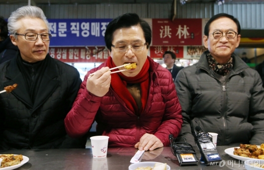 [사진]광장시장 빈대떡 먹는 황교안