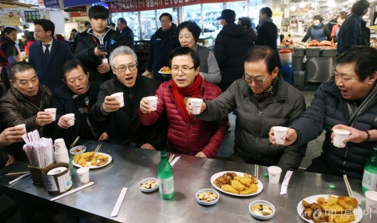 [사진]황교안, 광장시장 방문해 막걸리 건배