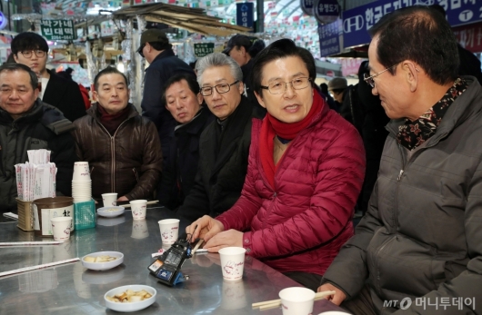 [사진]광장시장 상인들 만난 황교안