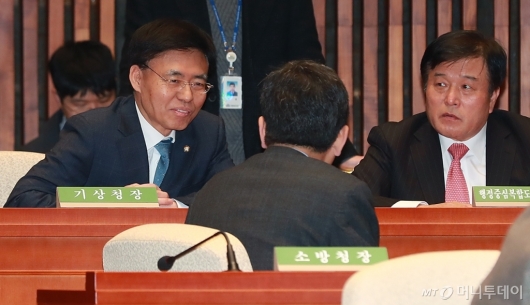 [사진]의원총회 참석한 '스트립바 방문 의혹' 최교일 의원