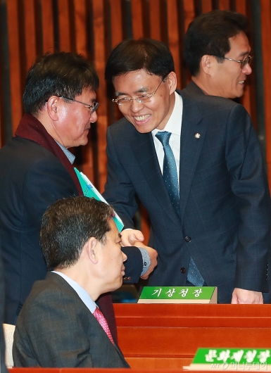 [사진]의총 참석한 '스트립바 방문 의혹' 최교일 의원