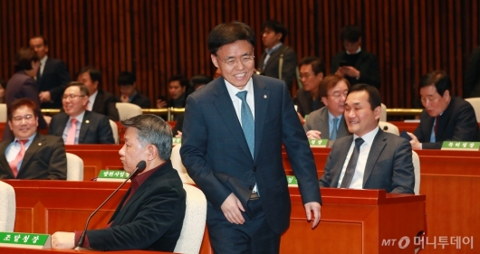 [사진]의총 참석한 '스트립바 방문 의혹' 최교일 의원