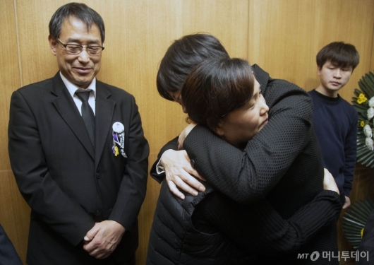 [사진]고 김용균씨 어머니 안아주는 이정미 대표