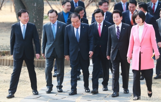 [사진]같이 걷는 국회의장-5당대표