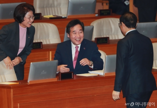 [사진]국회 대정부질문 출석한 이낙연 총리