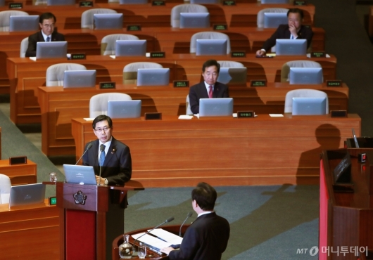 [사진]대정부질문 받는 박상기 법무장관