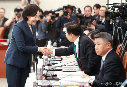 [사진]자한당 의원들과 인사하는 박영선 장관 후보자