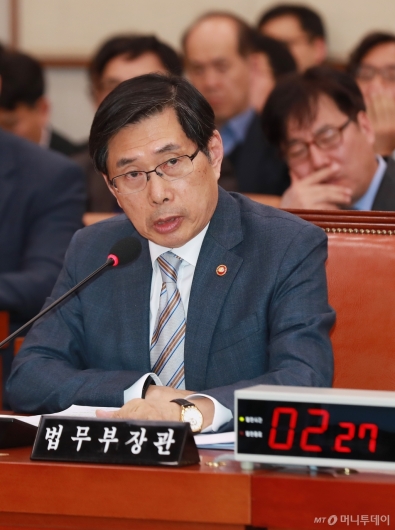 [사진]'김학의 별장 성접대 의혹' 관련 답변하는 박상기 법무장관