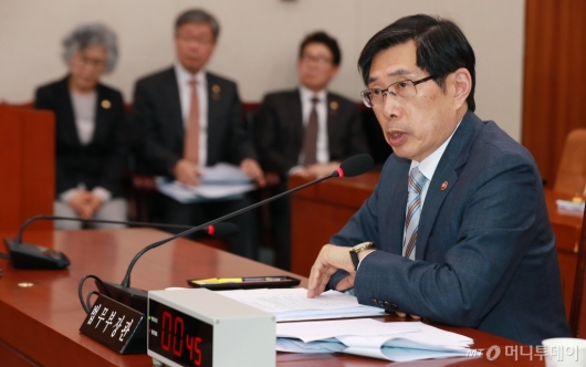 [사진]김학의 사건 재수사 관련 답변하는 박상기 법무장관