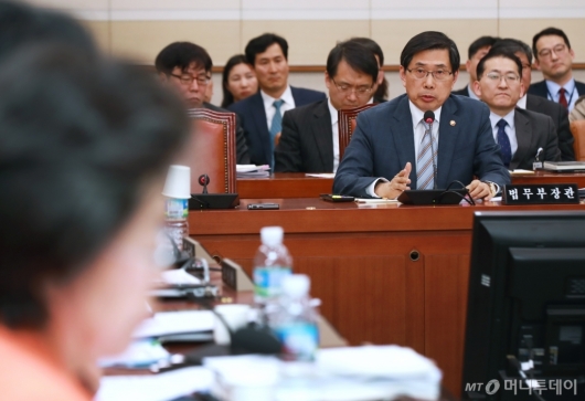 [사진]김학의 재수사 관련 답변하는 박상기 장관