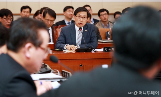 [사진]김학의 재수사 관련 답변하는 박상기 법무부 장관