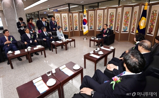 [사진]환담하는 임시의정원 100주년 기념식 주요내빈들