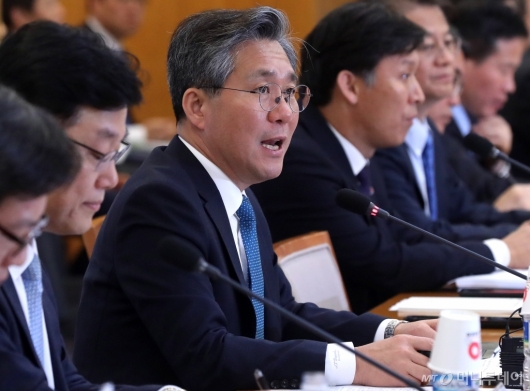 [사진]민관합동 수출전략조정회의 발언하는 성윤모 장관