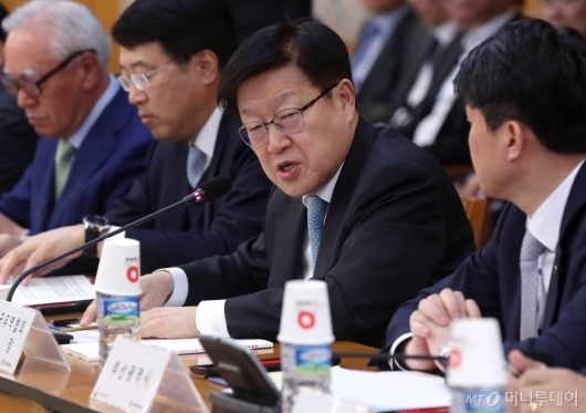 [사진]민관합동 수출전략조정회의 발언하는 김영주 회장