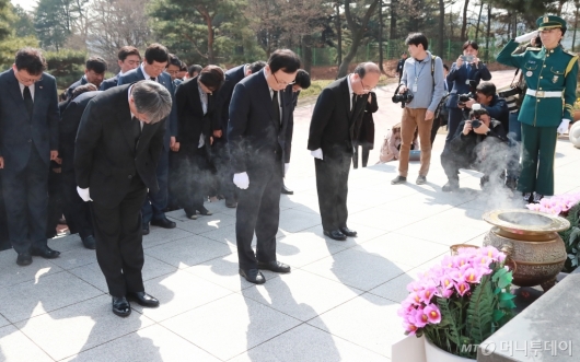 [사진]임시정부요인 묘역 참배하는 민주당 의원들