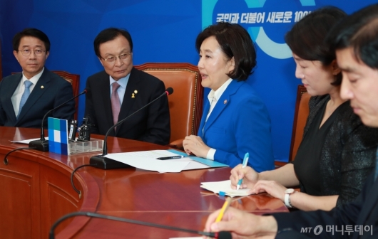 [사진]민주당 찾은 박영선 신임 중기벤처부 장관