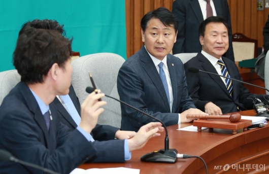 [사진]공개발언 제지하는 김관영 원내대표
