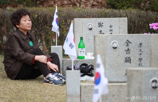 [사진]4.19혁명 59주년 '묘소 찾은 유가족'