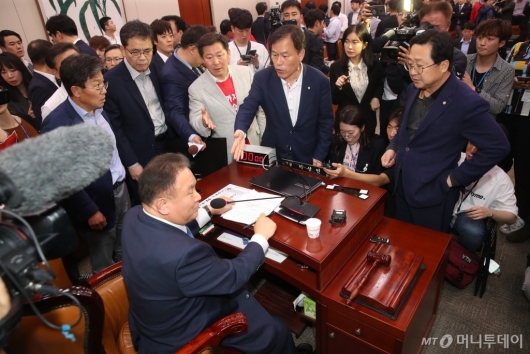 [사진]이상민 위원장 둘러싼 자유한국당 의원들