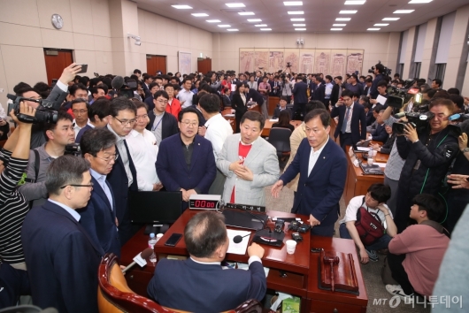 [사진]패스트트랙 안건 상정 항의하는 자유한국당 의원들