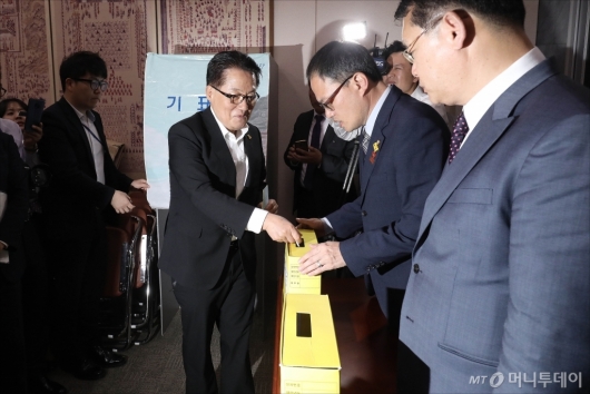 [사진]공수처법 패스트트랙 표결 마친 박지원 의원
