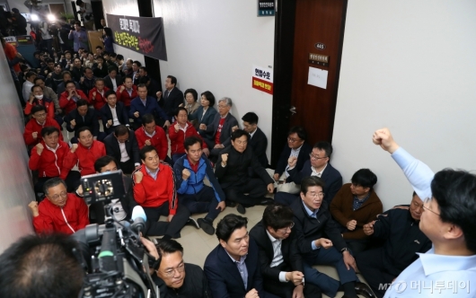 [사진]정개특위 회의장 복도 점거한 자유한국당