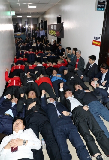 [사진]복도에 누운 자유한국당 의원들