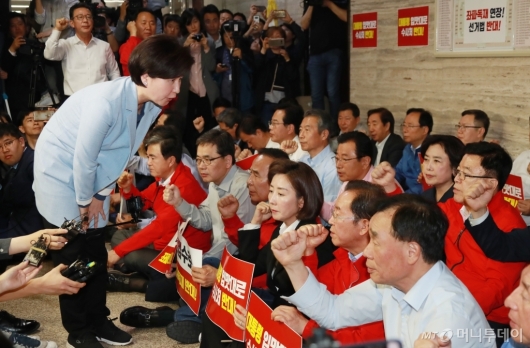 [사진]표결참여 독려하는 백혜련 민주당 의원