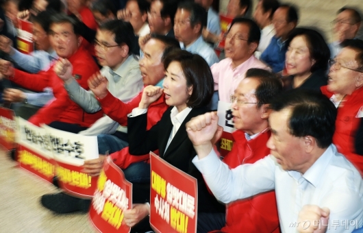 [사진]사개특위 회의장 막은 자유한국당