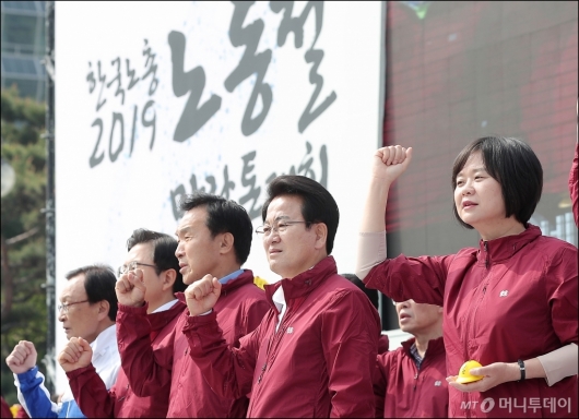 [사진]임을 위한 행진곡 제창하는 여야5당 대표