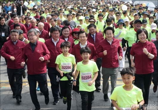 [사진]노동절 마라톤 대회 참석한 여야 당대표들