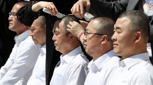 [사진]삭발하는 자유한국당 의원들