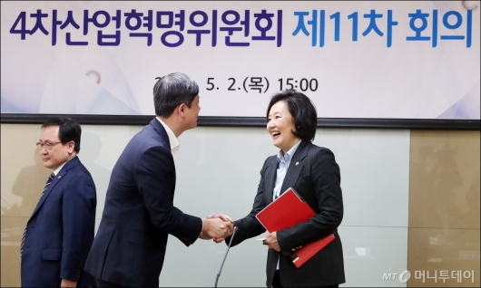 [사진]인사 나누는 장병규 위원장-박영선 장관