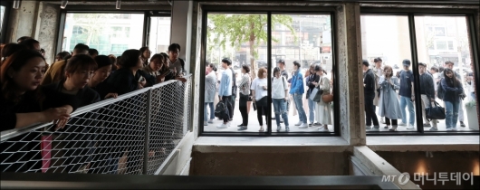 [사진]블루보틀 1호점 오픈, '기다림'