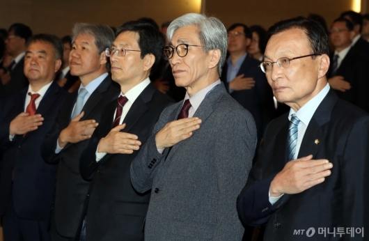 [사진]국민의례하는 문재인정부 2주년 정책 컨퍼런스 참석자들
