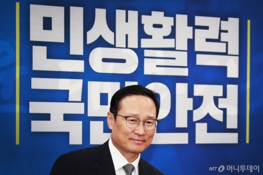 [사진]임기 하루 앞둔 홍영표 민주당 원내대표