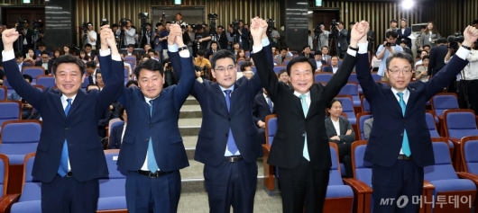 [사진]바른미래당 원내대표 오신환 선출