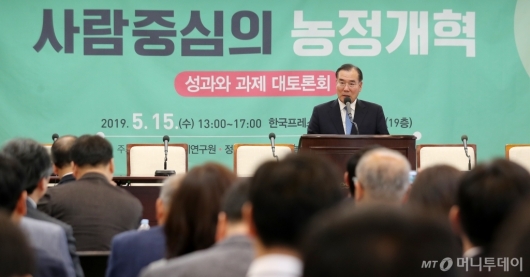 [사진]농정개혁 토론회 축사하는 이개호 장관
