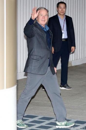 [사진]입국하는 조지 부시 미국 전 대통령