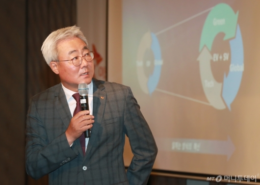 [사진]김준 SK이노 사장, '행복한 미래 위한 독한 혁신' 전략 발표