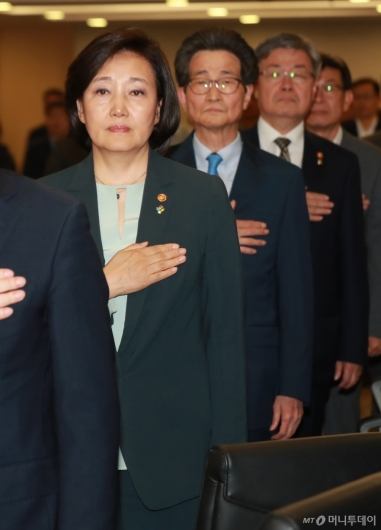 [사진]일자리위원회 참석한 박영선 장관