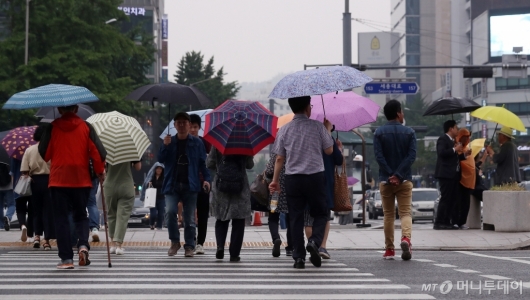 [사진]우산 쓴 시민들