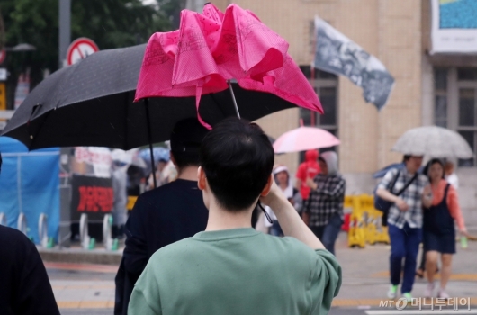 [사진]'고장난 우산이라도'