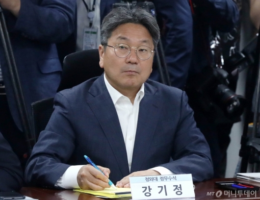 [사진]총리 발언 메모하는 강기정 정무수석