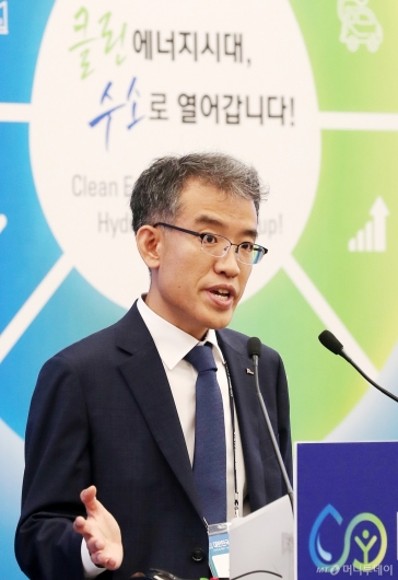 [사진]수소엑스포 참석한 김종희 수석연구원