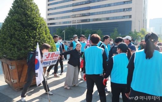 [사진]대한애국당 농성천막 철거...시위하는 당원들