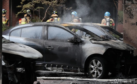 [사진]'은명초등학교 화재' 전소된 차량